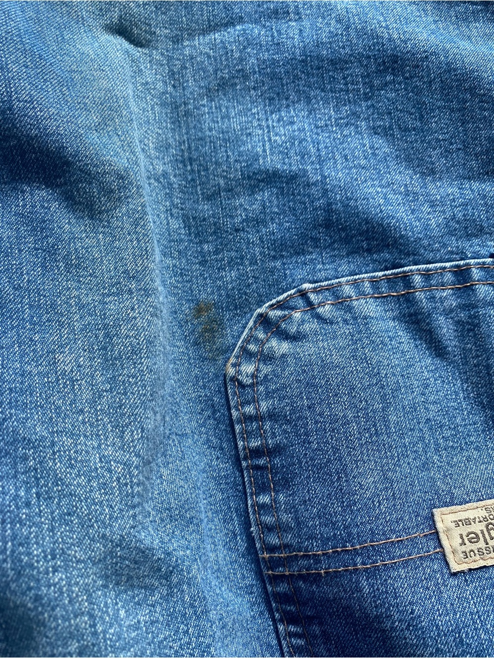 Wrangler Relaxed Fit Men’s Jeans in Medium Blue Denim